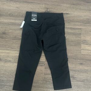 NEW VICTORIAS SECRET CROP YOGA PANTS Black Leggings SMALL